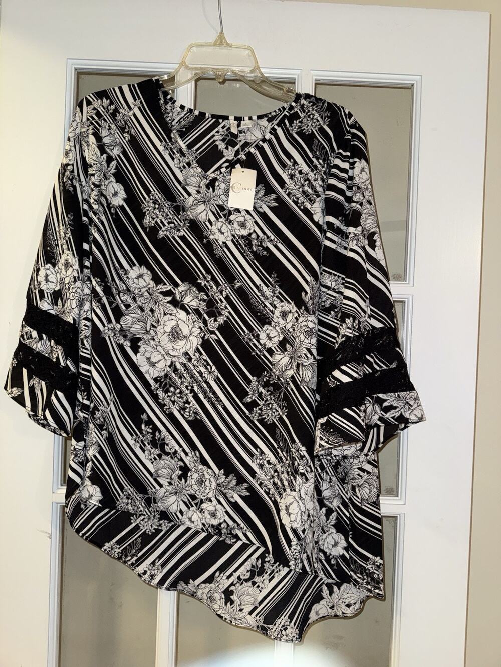 NWT Cato Women’s Black White Floral Blouse Asymmetrical 3/4 Sleeve Lightweight L